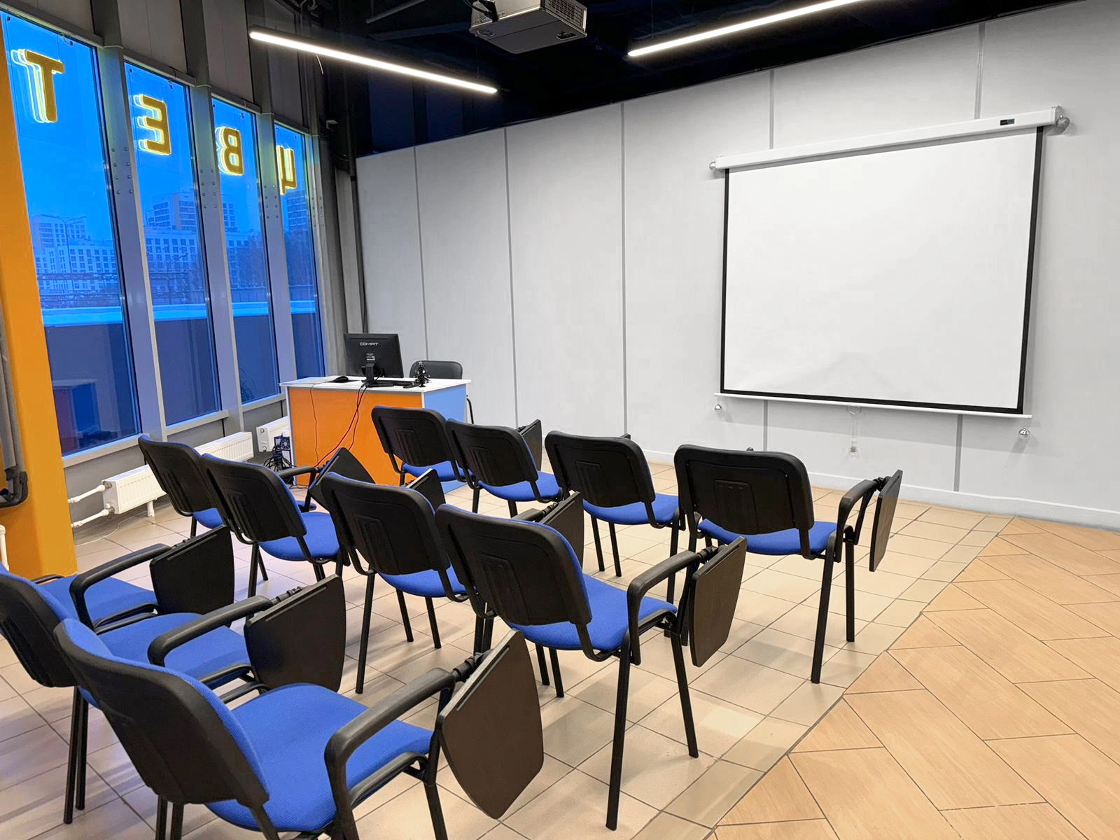 Фото учебного класса в филиале автошколы по адресу ш. Энтузиастов, 66А