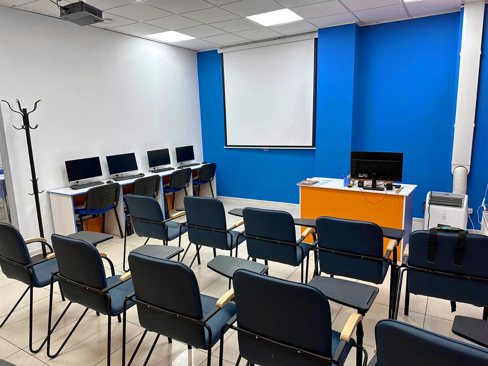 Фото учебного класса в филиале автошколы по адресу ул. Гагарина, 37, ТЦ Форус